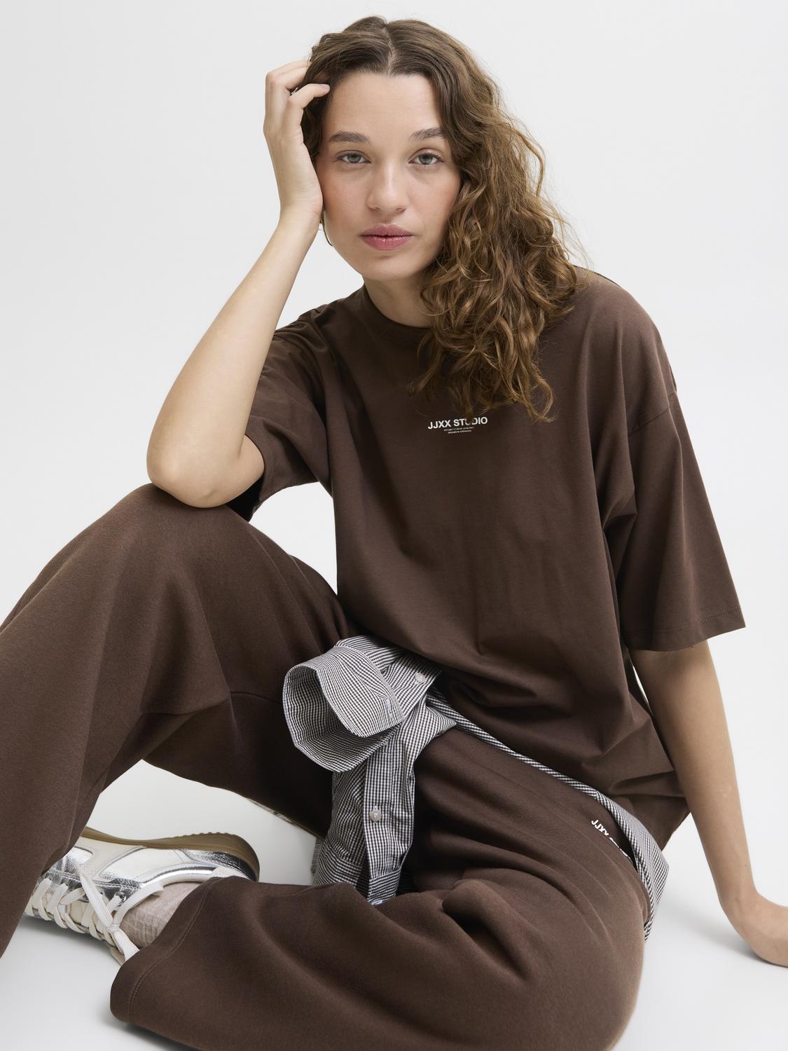 model_shot-creative